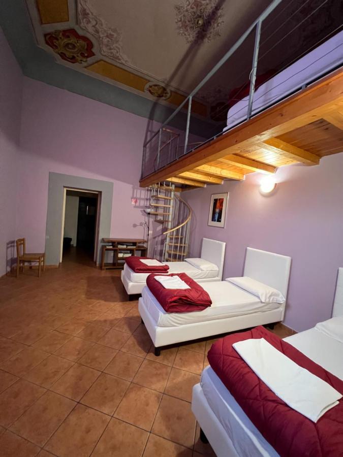 Emerald Palace Hostel Firenze Bagian luar foto